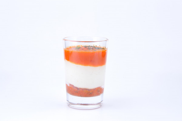 Ziegenkäse auf Peperoni-Tapenade und eingelegten Tomaten