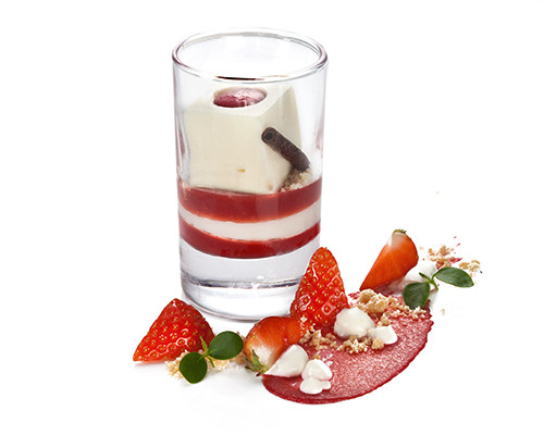Joghurtschaum mit Erdbeerragout im Islandglas