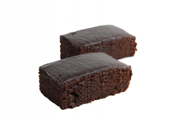 Brownie-Blechkuchen mit dunkler Glasur geschnitten