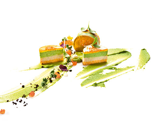 Törtchen von Räucherforelle und Grüne-Kräuter-Mousse mit Forellenkaviar