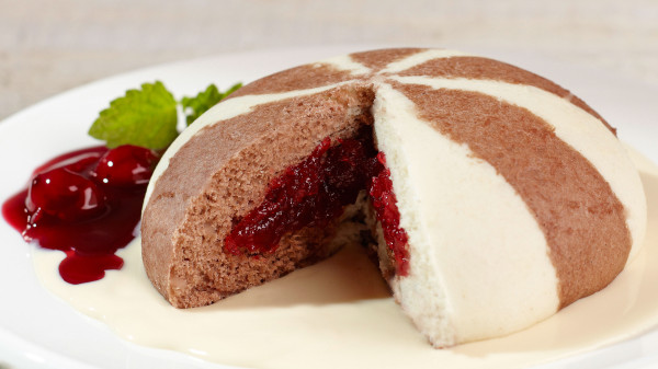 Kaiser-Germknödel, zweifarbig, mit Sauerkirschfüllung Premium Line