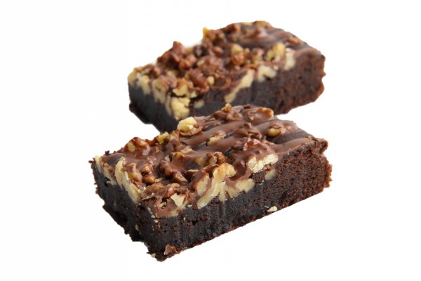 Brownie-Blechkuchen mit Walnüssen, geschnitten
