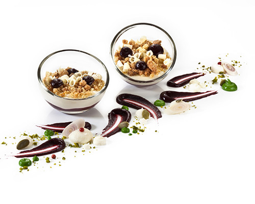 Zitronengras-Mousse auf Brombeerragout im Mini-Bubbleglas