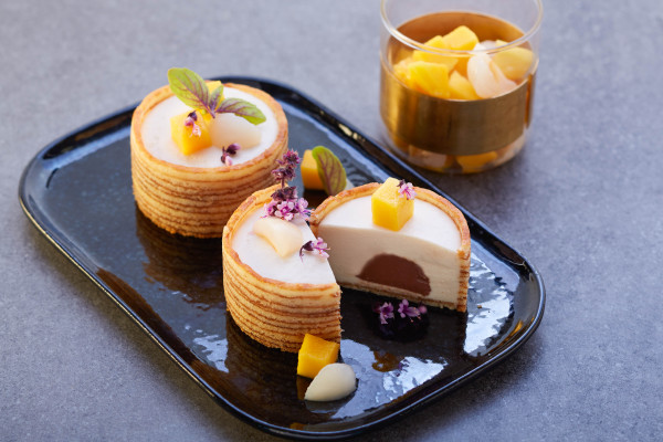 Tonkabohnenmousse im Baumkuchenmantel