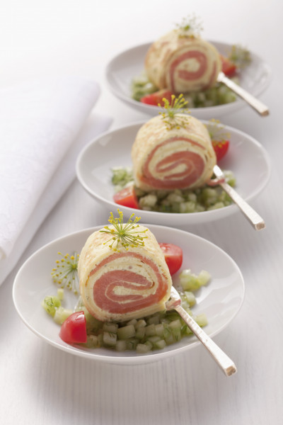 Lachs-Crêpes-Roulade mit Honig-Dill-Senf