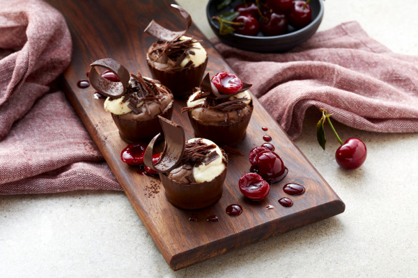 Duett von Mousse au chocolat im Schokoschälchen