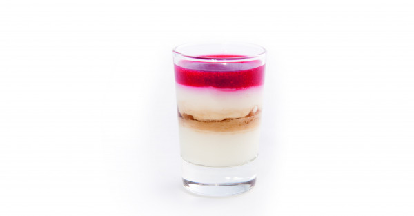 Quarkcreme mit Honig, Nüssen und Himbeeren