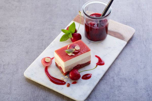 Schnitte von Lebkuchenmousse und Schattenmorellen