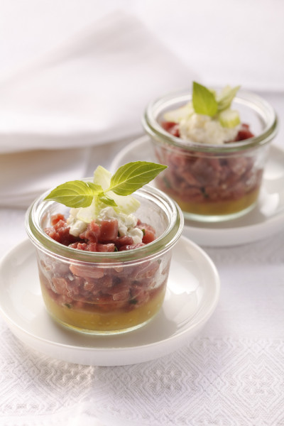 Kalbsfilettatar mit Apfelgelée im Glas